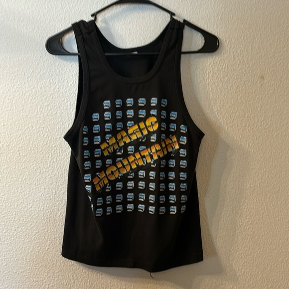 Magic Mountain graphic tank fits like a kids XL - Picture 1 of 4